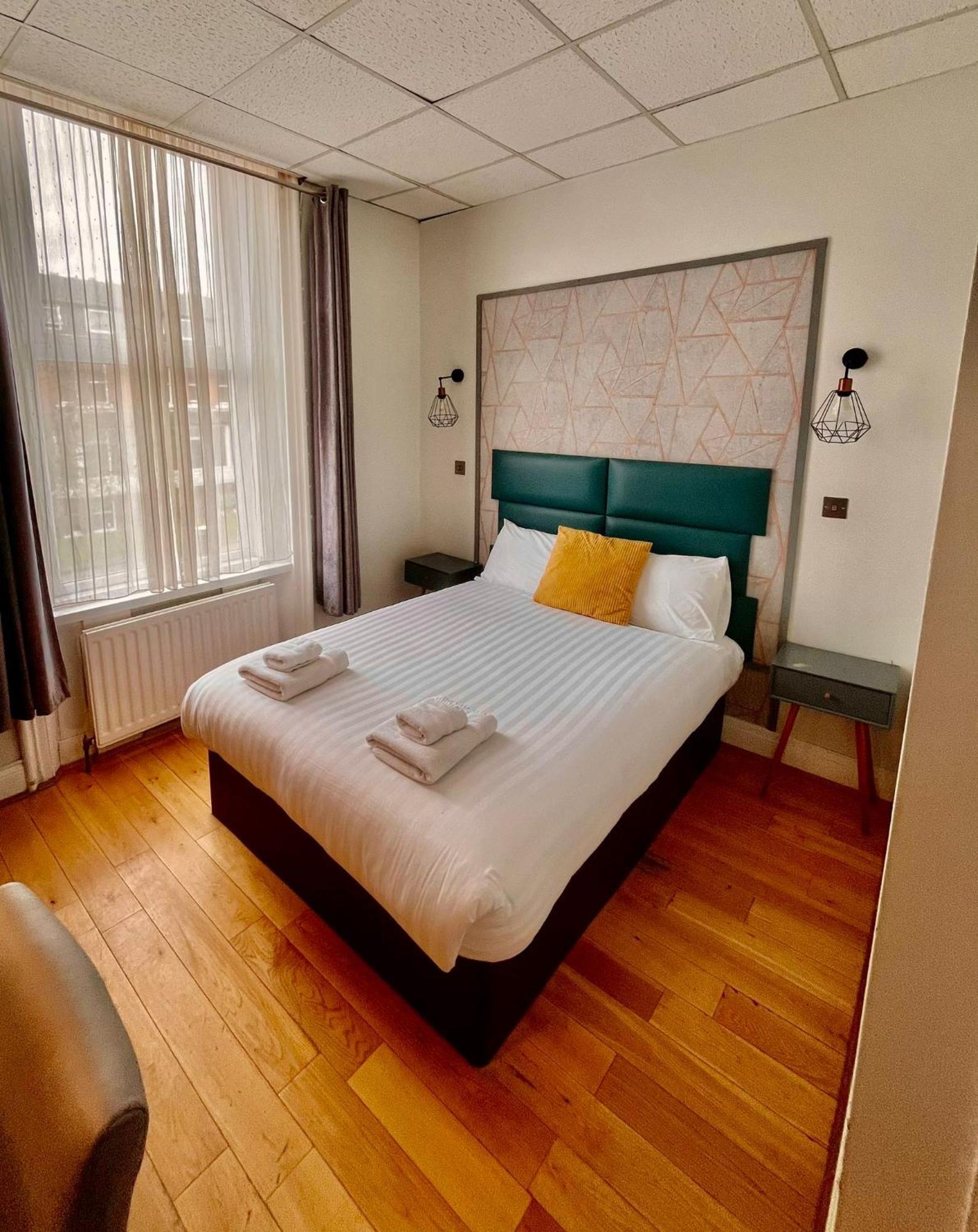 Whites Hotel 2*