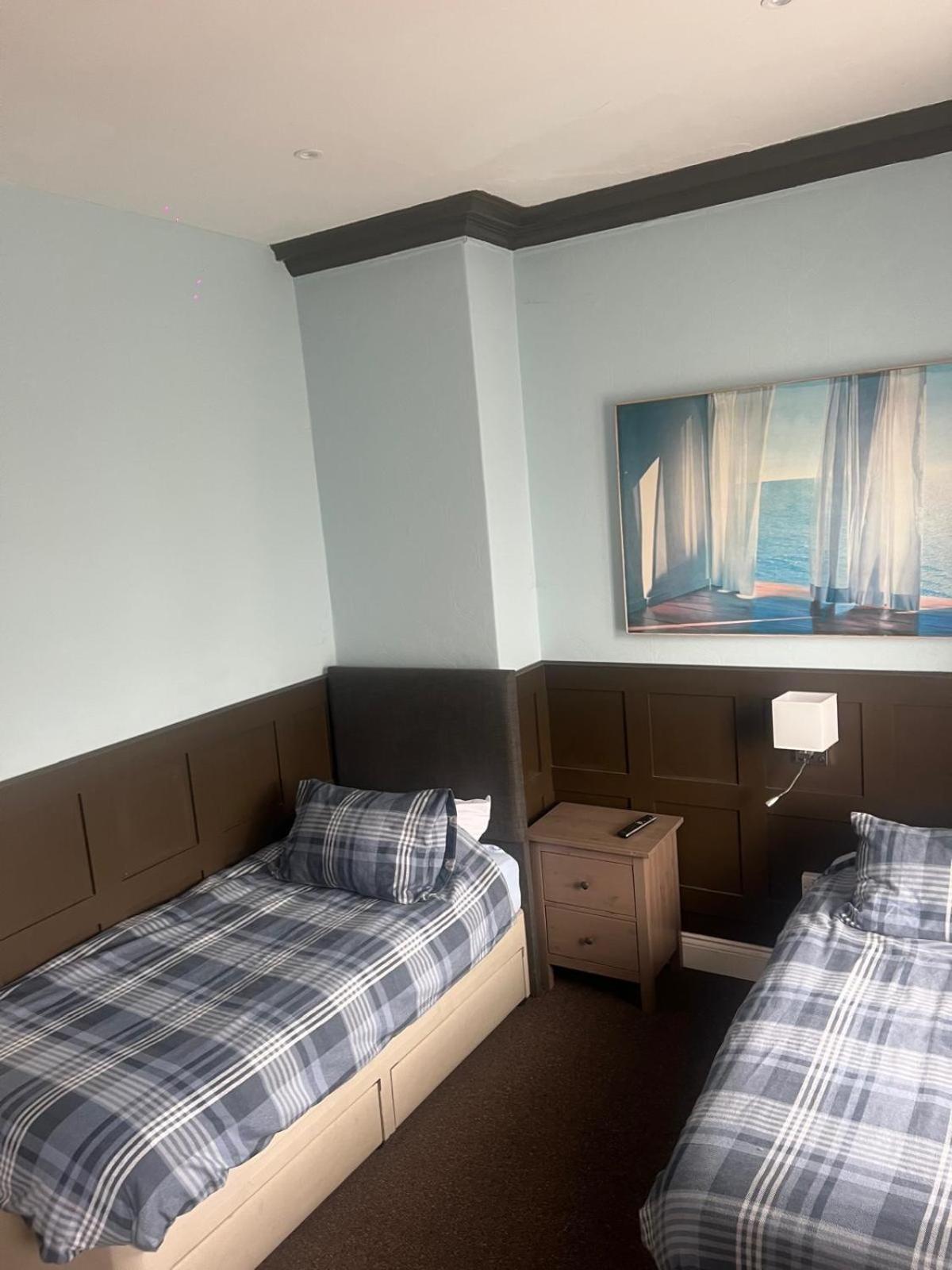 Crockets Hotel *