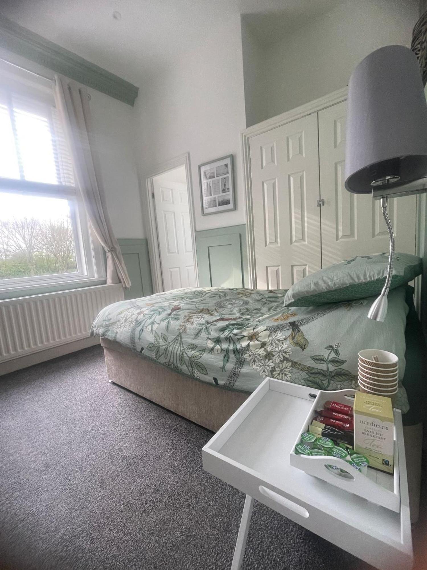 Crockets Hotel *