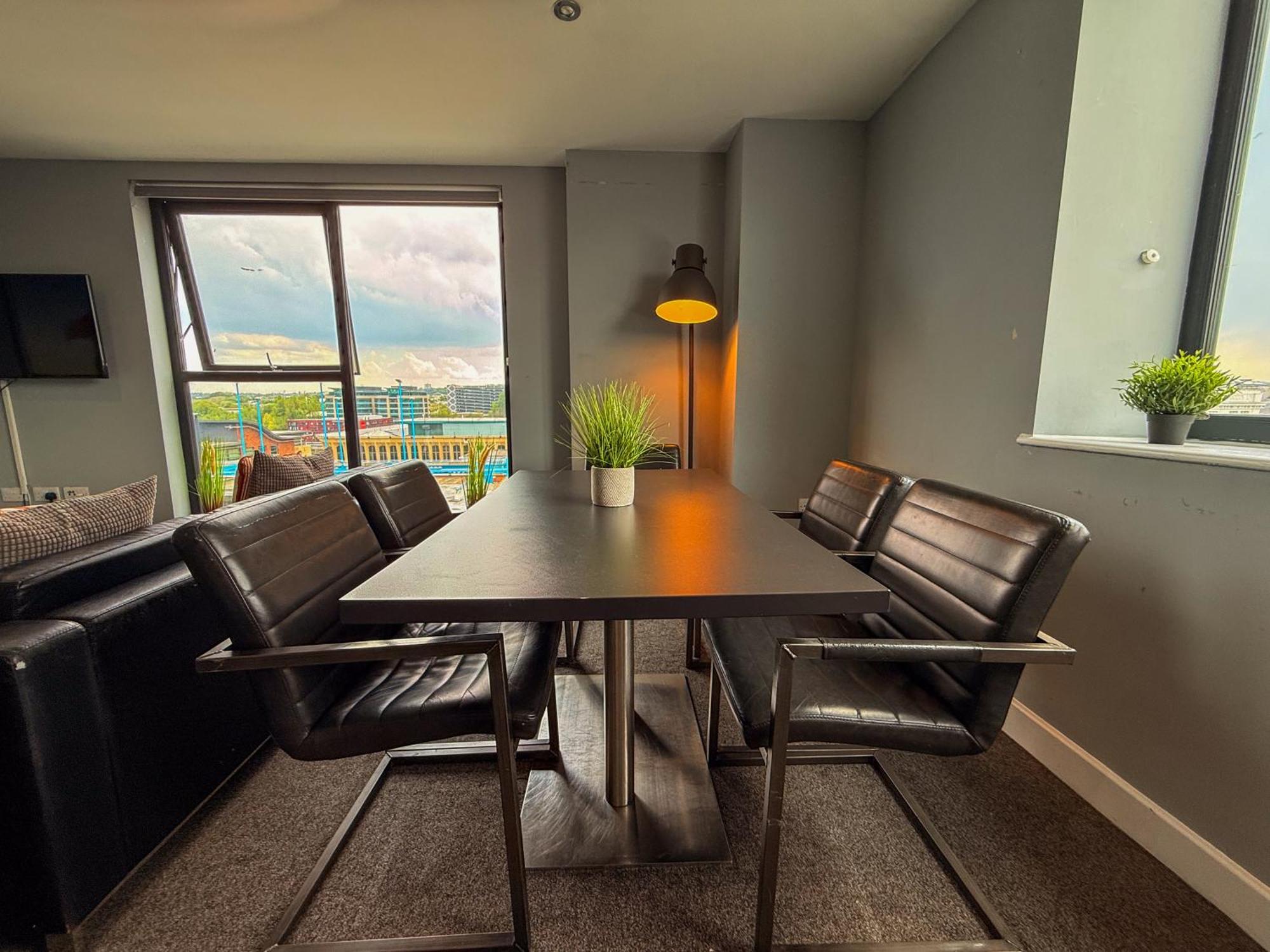 Modern 3 Bedroom Quayside - Sleeps 8 Free Parking *