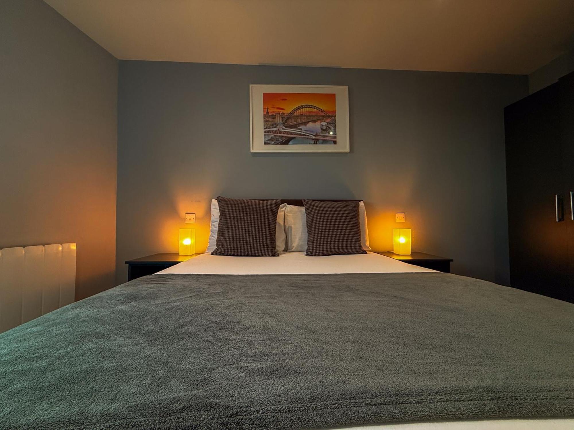 Modern 3 Bedroom Quayside - Sleeps 8 Free Parking * Newcastle upon Tyne