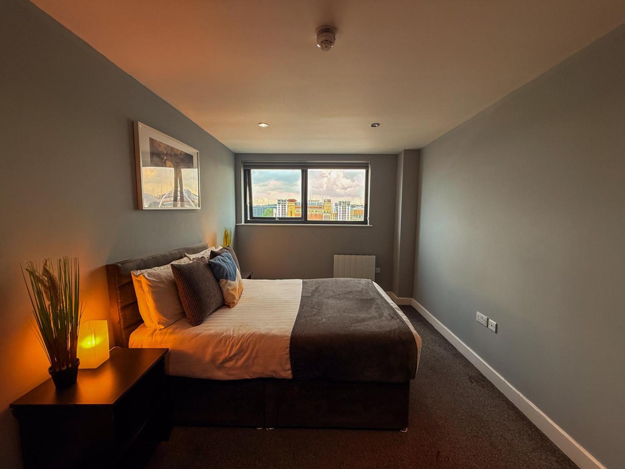 Modern 3 Bedroom Quayside - Sleeps 8 Free Parking