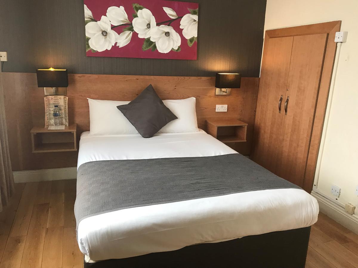 Whites Hotel 2*